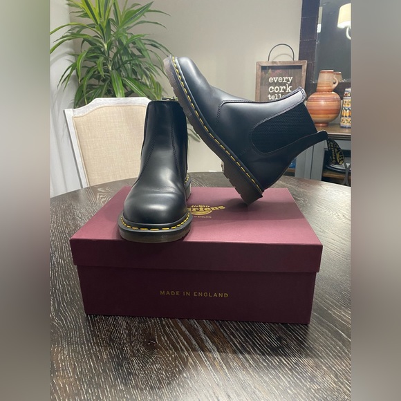 Dr. Martens 2976 VINTAGE MADE IN ENGLAND CHELSEA BOOTS sz 7 - Picture 1 of 9